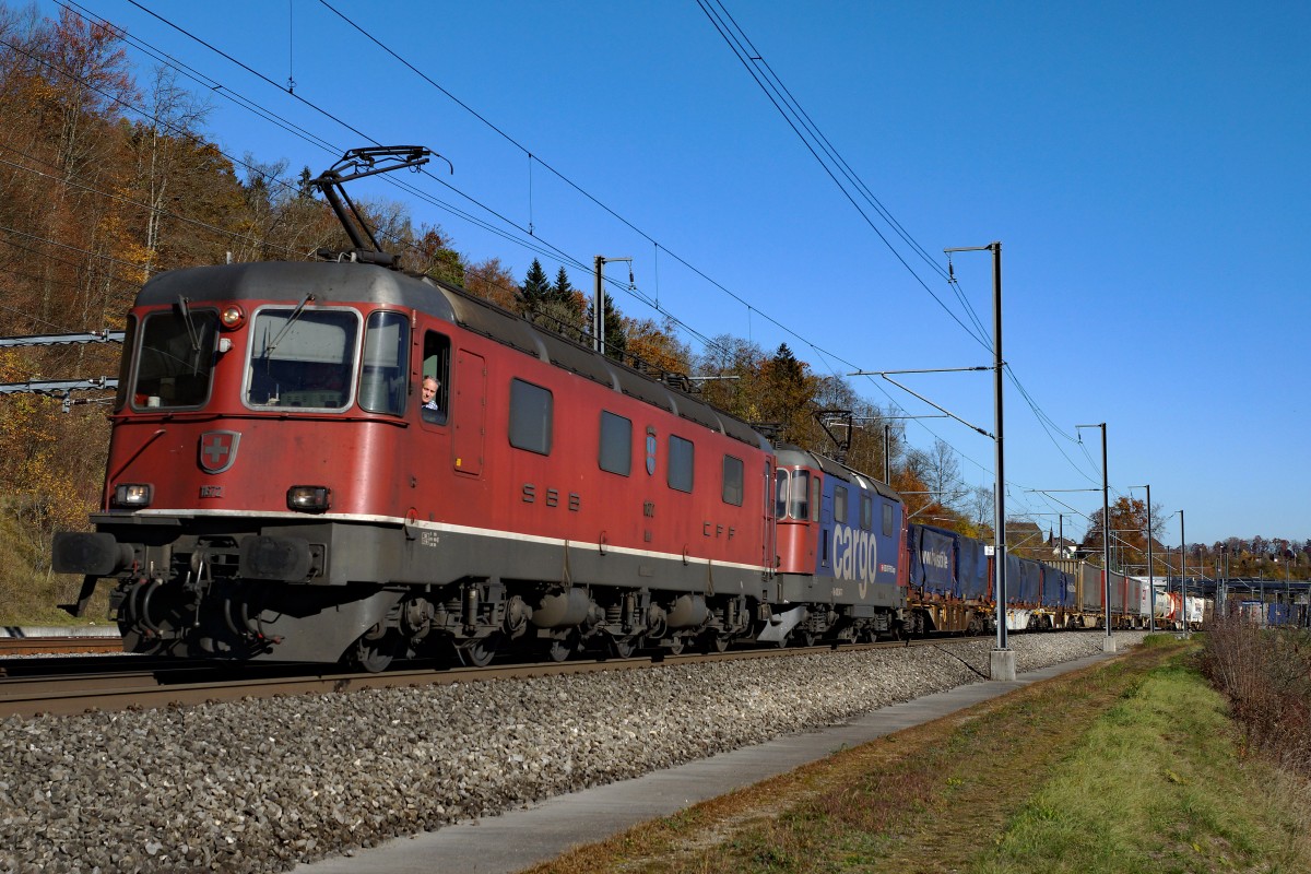 SBB: Güterzug mit Re 10/10 bei Roggwil-Wynau am 7. November 2015. An der Zugsspitze ist die Re 6/6 11672  BALERNA  eingereiht.
Foto: Walter Ruetsch