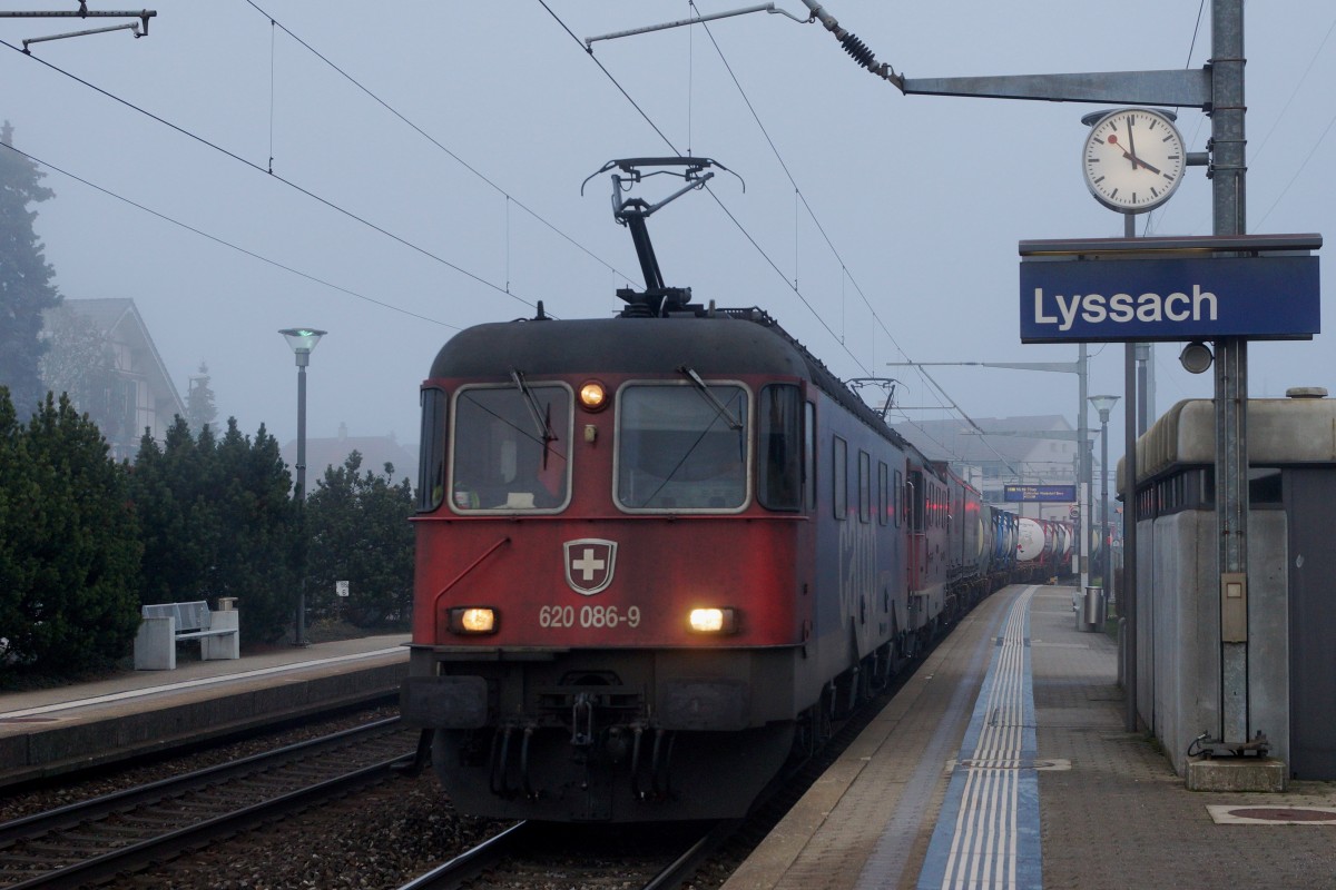 SBB: Güterzug mit Re 10/10 bei Lyssach am 1. Dezember 2015 auf der Fahrt in Richtung Bern. An der Spitze des Zuges war die Re 620 086-9  HOCHDORF  eingereiht.
Foto: Walter Ruetsch 