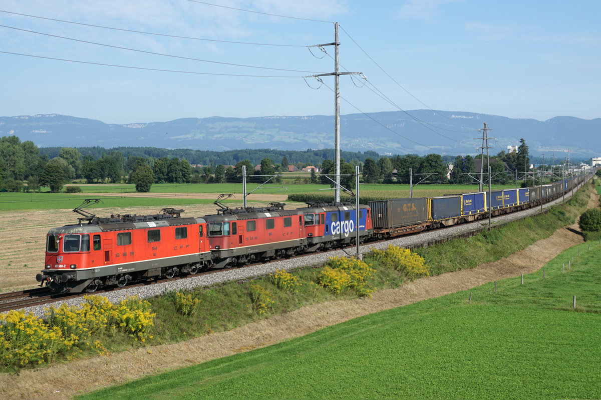 SBB: Güterzug mit Re 12/12 bei Bettenhausen am 24. August 2017.
Foto: Walter Ruetsch