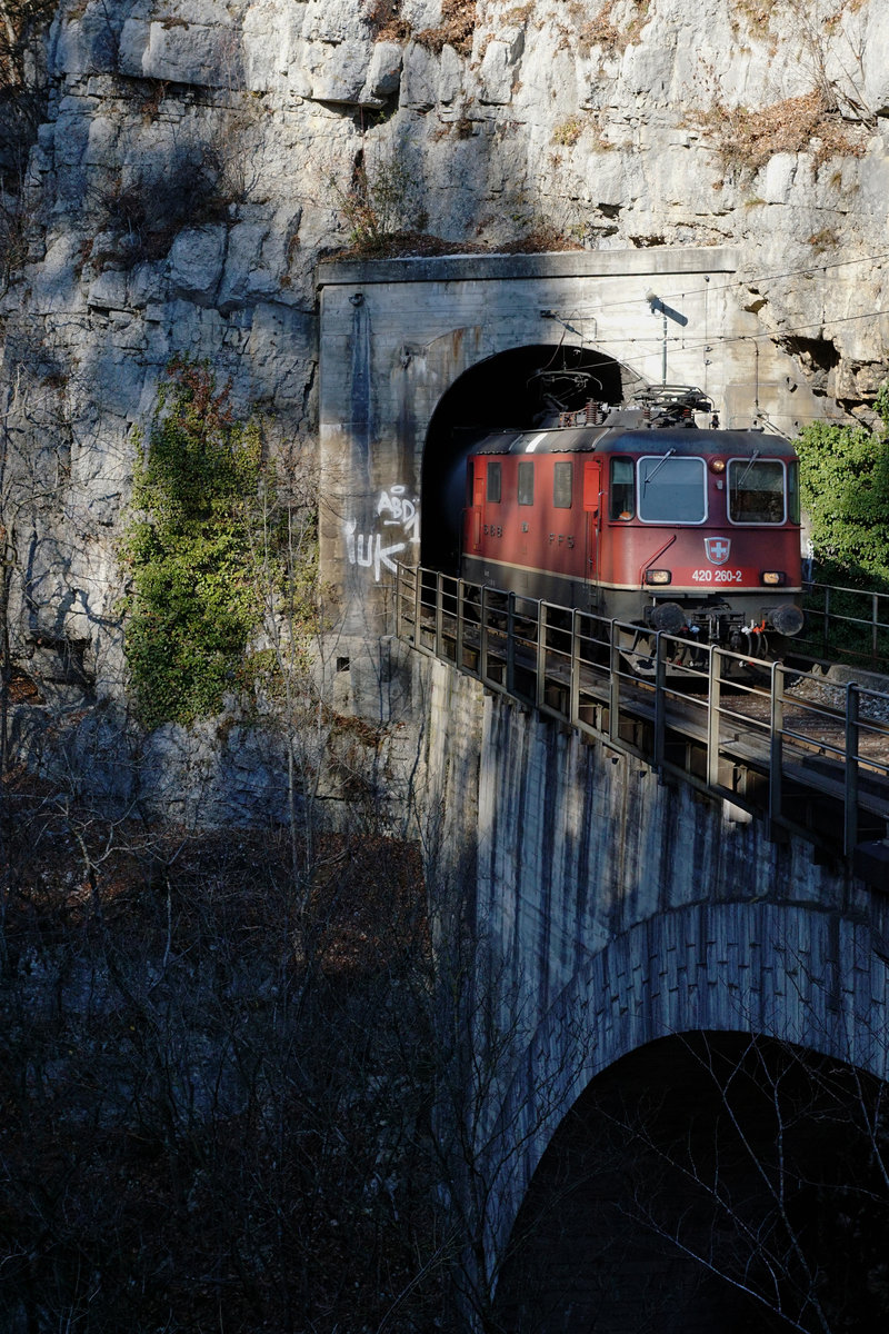 SBB: Güterzug mit der Re 420 260-2  in der Taubenlochschlucht unterwegs auf der Fahrt nach Biel am 22. November 2017.
Foto: Walter Ruetsch 