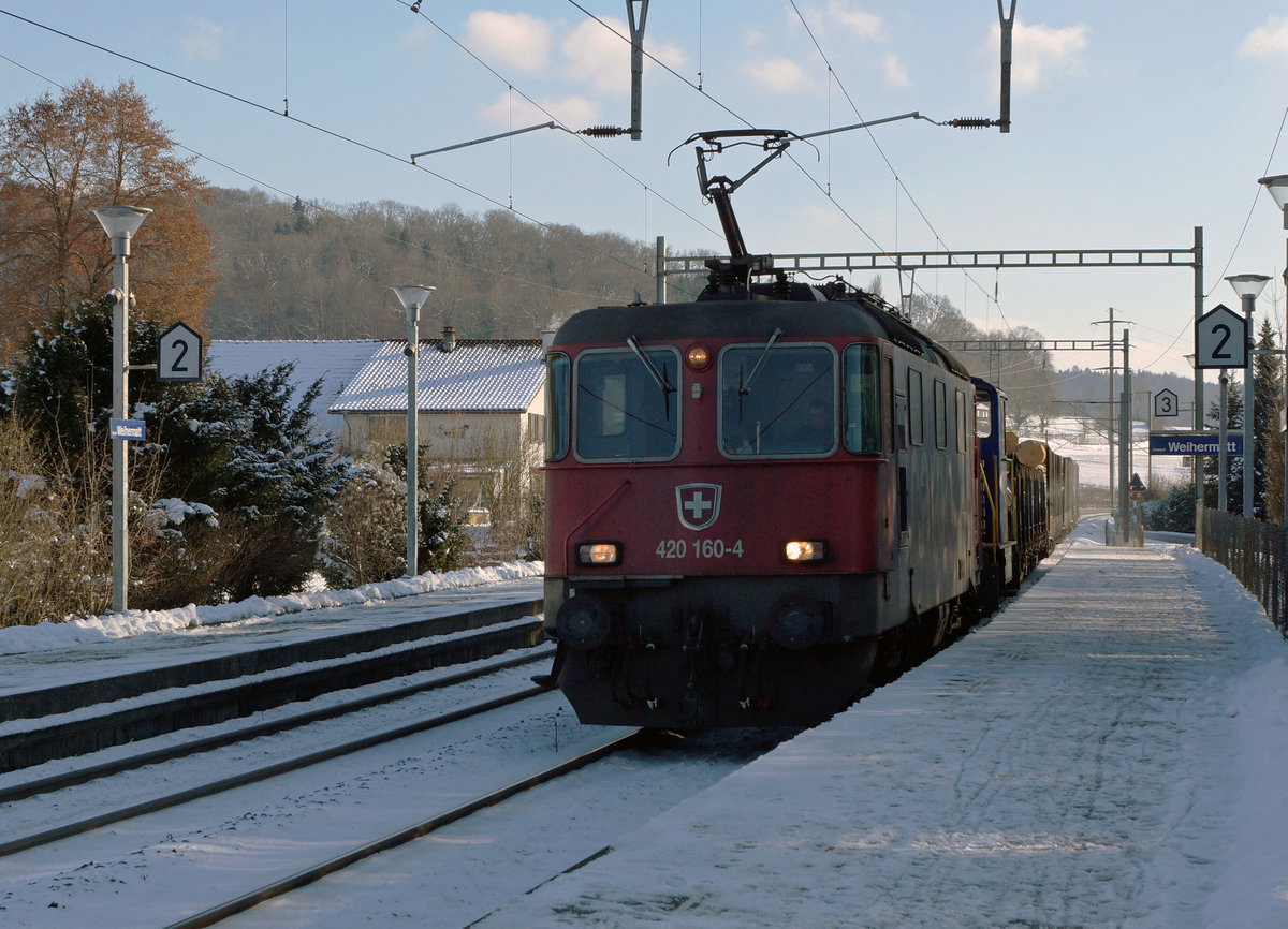 SBB: Güterzug mit der Re 420 160-4 anlässlich der Bahnhofsdurchfahrt Urdorf Weihermatt.
Foto: Walter Ruetsch