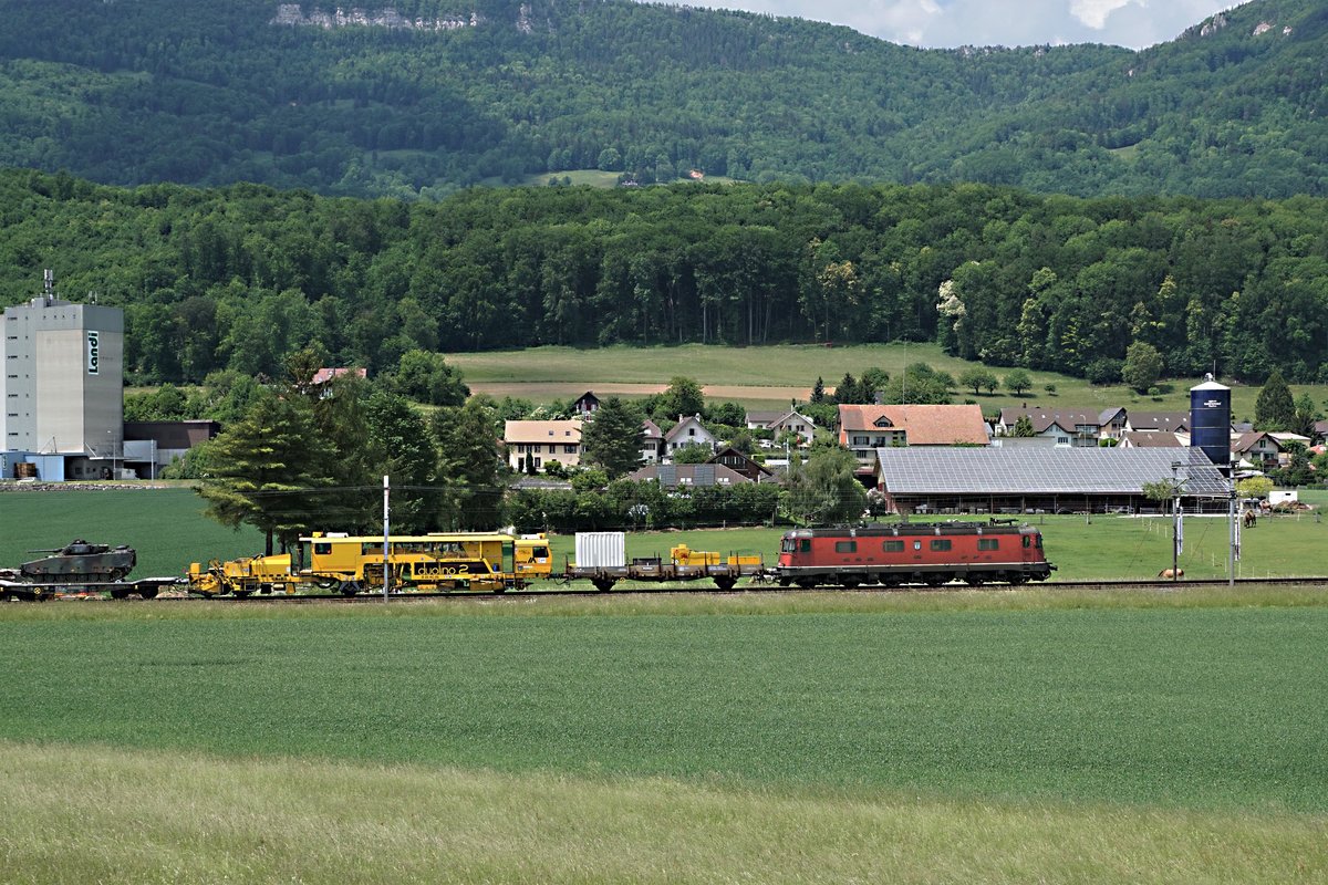 SBB: Güterzug mit der Re 6/6 11652 Kerzers in der Landschaft bei Niederbipp am 22. Mai 2018.
Gemäss eines Panzerspezialisten eher selten ist der Transport von 11 Schützenpanzer m113 sowie eines Schützenpanzers 2000 mit einem gemischten Güterzug
Foto: Walter Ruetsch
