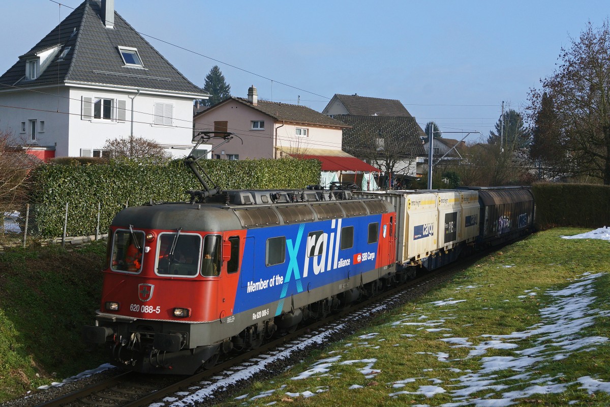 SBB: Güterzug mit der Re 6/6 620088-5 x rail  ARTH GOLDAU  bei Biberist am 7. Januar 2015.
Foto: Walter Ruetsch 