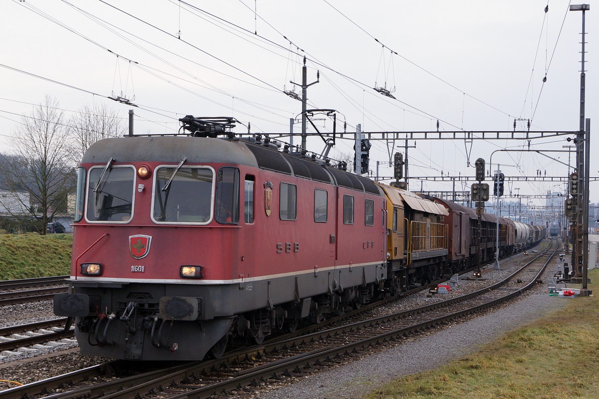 SBB: Güterzug mit der Re 6/6 11601  WOLHUSEN  beim Güterbahnhof Langenthal am 19. Januar 2015. Hier handelt es sich um einen Prototyp mit zweiteiligem Kasten. Von dieser Bauart existieren nur die 11601  WOLHUSEN  sowie die 11602  MORGES . 
Foto: Walter Ruetsch