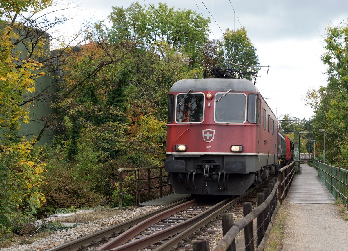 SBB: Güterzug mit der Re 6/6 11657  ESTAVAYIER-LE-LAC  bem Passieren der Emmenbrücke Biberist am 8. Oktober 2015.
Foto: Walter Ruetsch
