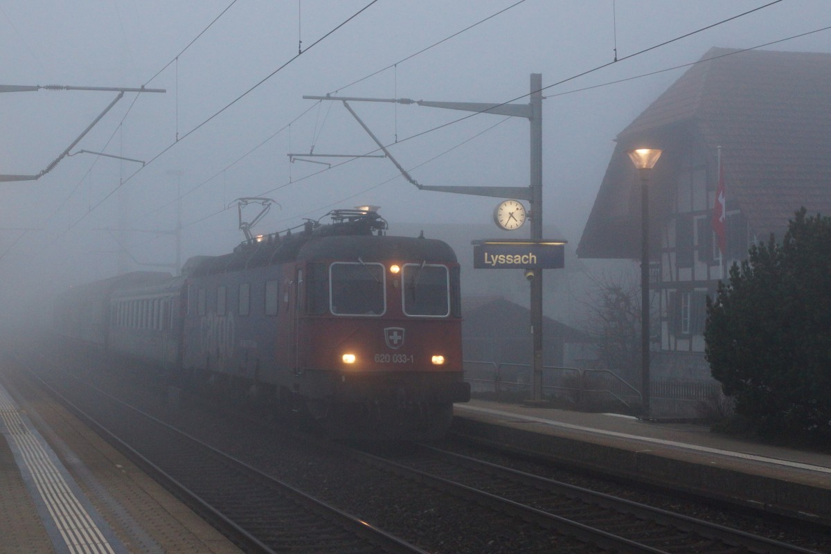 SBB: Güterzug mit Re 6/6 620 033-1  MURI  bei Lyssach am 1. Dezember 2015 auf der Fahrt in Richtung Olten. Interessanterweise war ein Personenwagen als Güterlast hinter der Lokomotive eingereiht. 
Foto: Walter Ruetsch 