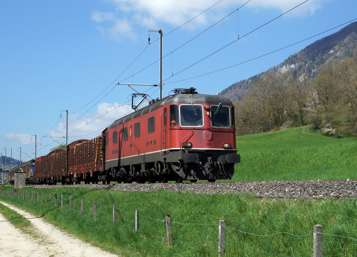 SBB: Güterzug mit der Re 6/6 11603  WÄDENSWIL  unterwegs im Berner-Jura am 19. April 2016.  
Foto: Walter Ruetsch