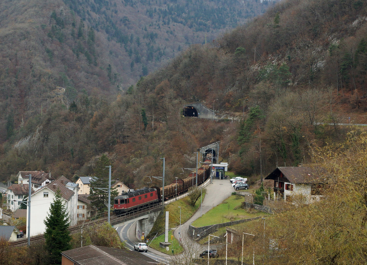 SBB: Güterzug mit der Re 6/6 11634  Aarburg-Oftringen  beim Passieren der Haltestelle Frinviller Taubenloch am 24. November 2016.
Foto: Walter Ruetsch