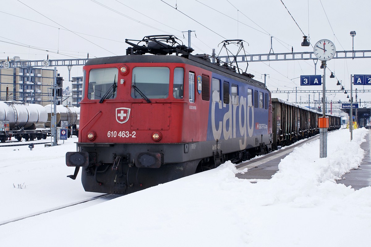 SBB: Güterzugsdurchfahrt mit Ae 610 463-2  GOESCHENEN  in Solothurn HB am 21. Dezember 2009.
Foto: Walter Rutsch