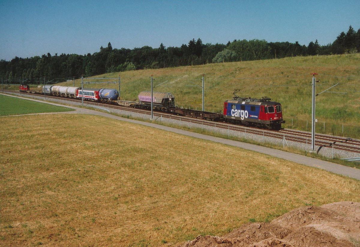 SBB: Güterzugsversuchsfahrten auf der Neubaustrecke(NBS).
Mit einem Güterzug bestehend aus zwei Re 4/4 II an beiden Enden und speziell ausgewählten Güterwagen wurden auf der NBS am 11. Juni 2006 verschiedene Testfahrten durchgeführt.
Diese Aufnahme des Testzuges entstand im Raume Koppigen auf der Neubaustrecke, wo oft und vor allem während der Nacht jeden Tag mehrere Güterzüge verkehren.
Foto: Walter Ruetsch
