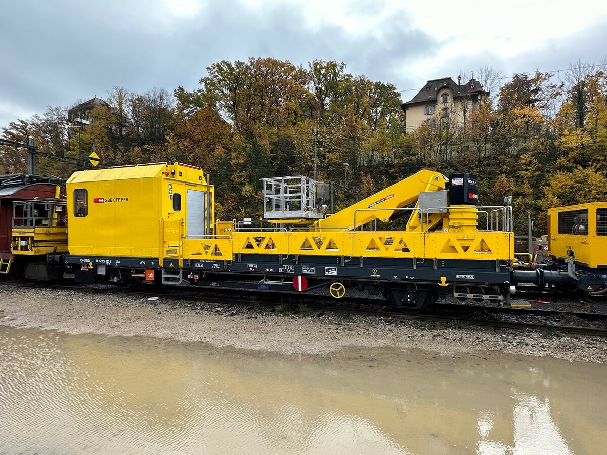 SBB Hebebühne XTas 99 85 9236 027-0 in Neuenburg, am 18.11.2022