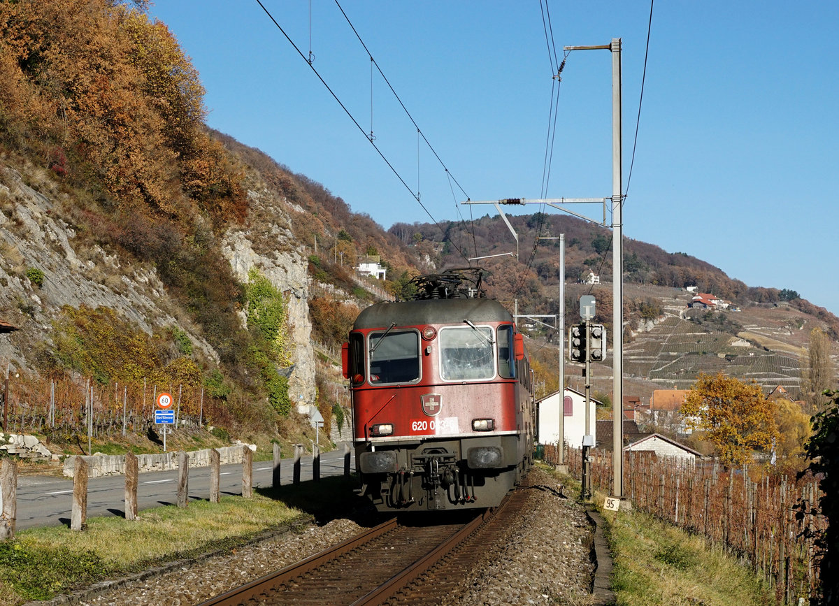 SBB: Herbstliche Stimmung am Bielersee bei Ligerz am 22. November 2017.
Güterzug mit der Re 620 083-6 Amsteg-Silenen.
Zum Fotostandort: Vor geschlossener Barriere, Ausschnitt Fotoshop.
Foto: Walter Ruetsch