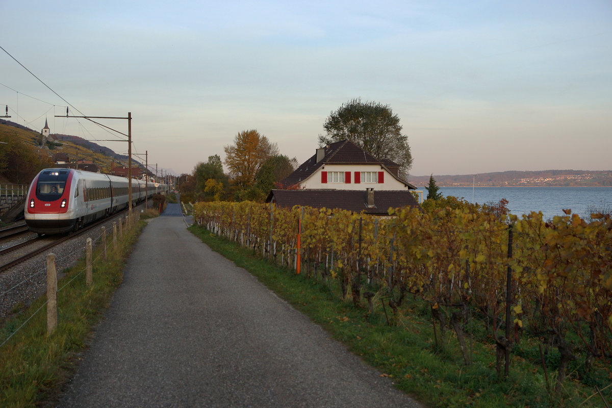 SBB: HERBSTLICHE STIMMUNG
auf der Jurasüdfuss Linie
bei Ligerz vom 3. November 2016 (Personenverkehr).
Foto: Walter Ruetsch 