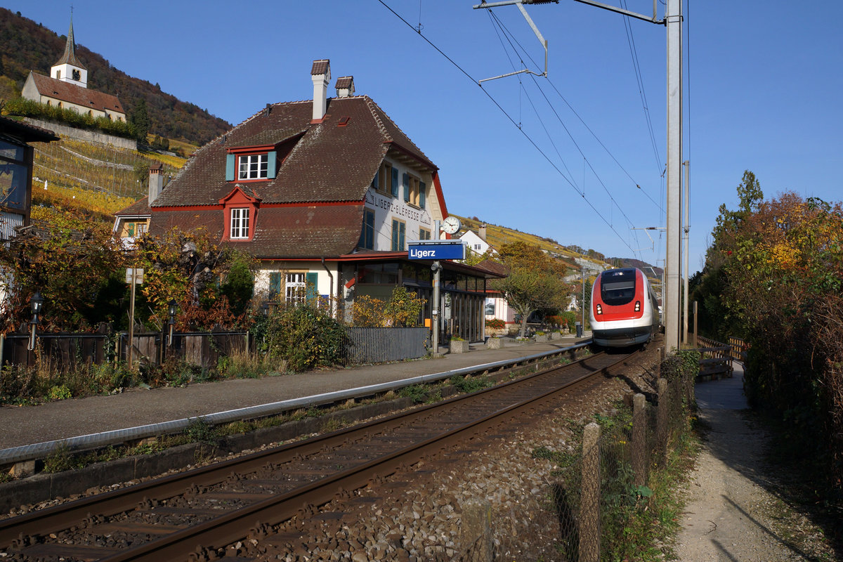 SBB: HERBSTLICHE STIMMUNG
auf der Jurasüdfuss Linie
vom 3. November 2016 (Personenverkehr).
Der kurze einspurige Streckenabschnitt mit dem zu einem Bistro umgenutzten Bahnhofsgebäude von Ligerz.
Foto: Walter Ruetsch 