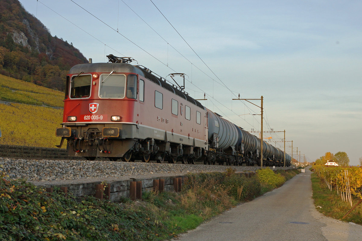 SBB: HERBSTLICHE STIMMUNG
auf der Jurasüdfuss Linie
vom 3. November 2016 (Güterverkehr).
Re 620 005-9, Uster, mit Zisternenwagen bei Ligerz im letzten Abendlicht.
Foto: Walter Ruetsch 