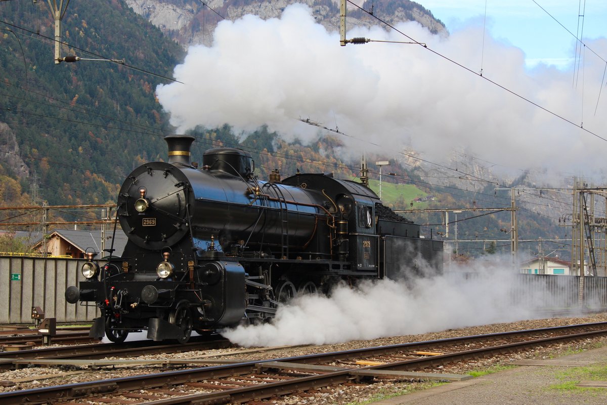 SBB Historic / Eurovapor: Doppeltraktion Elefanten am Gotthard.
Die C 5/6 Nr. 2969 der Eurovapor am 21. Oktober 2017 im Bahnhof Erstfeld. 