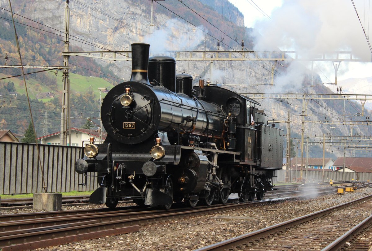 SBB Historic / Eurovapor: Doppeltraktion Elefanten am Gotthard
SBB Historic B 3/4 Nr. 1367 ist im Bild unterwegs im Bahnhof Erstfeld. Währenddem die beiden Elefanten den Dampfzug ziehen werden , wird dann die B 3/4 am Zugsende zusätzlich den Dampfzug schieben. Ab Bahnhof Göschenen wird die B 3/4 und die SBB Re 4/4 II Nr. 11161 mit den Elefanten die Front übernehmen. In Airolo wurde die Re 4/4 II abgehängt und wurde am Zugsende bis nach Bellinzona angeschlossen. Samstag, 21. Oktober 2017