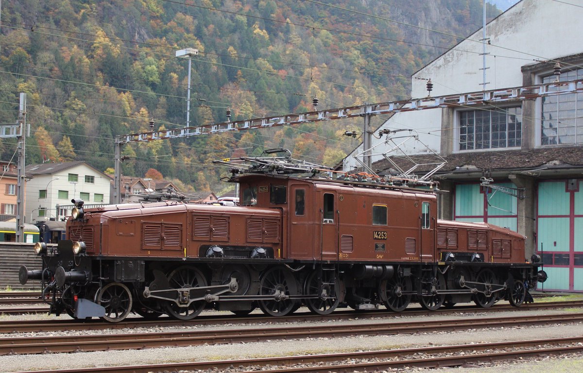 SBB Historic / Eurovapor: Doppeltraktion Elefanten am Gotthard
SBB Historic Krokodil Ce 6/8 II Nr. 14253 vor dem Depot des SBB Historic Team Erstfeld. Samstag, 21. Oktober 2017