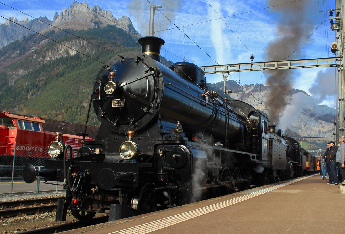 SBB Historic / Eurovapor: Doppeltraktion Elefanten am Gotthard Nun sind alle Dampfloks auf  ihrer Position : Auf den Perrons im Bahnhof Erstfeld schwärmten Menschen...sicher Dutzende...Hunderte...! 
SBB Historic C 5/6 Nr. 2978 und Eurovapor C 5/6 Nr. 2969 vorgespannt in Doppeltraktion vor einem langen Dampfzug auf Gleis 3 im Bahnhof Erstfeld. Am Zugsende schob noch zusätzlich die SBB Historic B 3/4 Nr. 1367.