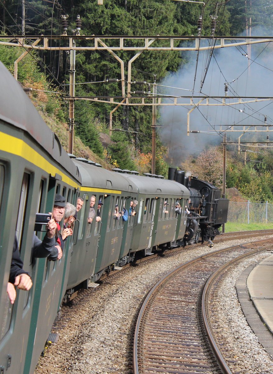 SBB Historic / Eurovapor: Doppeltraktion Elefanten am Gotthard
Währendem die C 5/6 Nr. 2969/2978 die Spitze übernahmen hatte am Zugsende des Dampfzuges noch zusätzlich die SBB Historic B 3/4 Nr. 1367 geschoben. Das Bild entstand kurz nach Gurtnellen. Samstag, 21. Oktober 2017