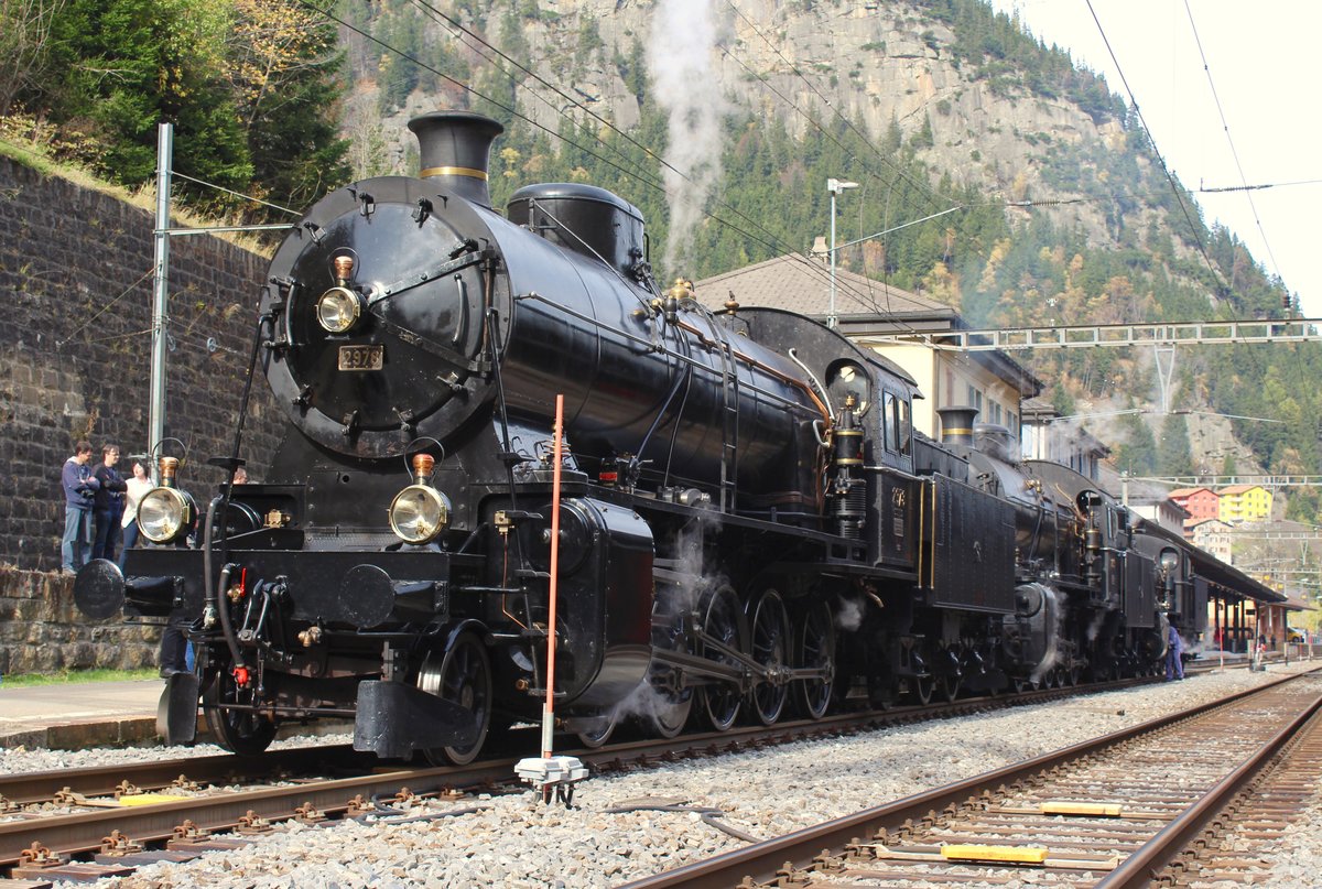 SBB Historic / Eurovapor: Doppeltraktion Elefanten am Gotthard SBB Historic / Eurovapor C 5/6 Nr. 2969/2978 und SBB Historic B 3/4 Nr. 1364 auf Gleis 1 im Bahnhof Göschenen. Die Dreifachtraktion von Dampfloks übernahmen mit einer Re 4/4 II die Spitze bis nach Airolo. Dort wurde die E-Lok abgehängt und am Zugsende gekuppelt. Der Dampfzug fuhr in dann weiter Richtung Faido als einen Samstag, 21. Oktober 2017