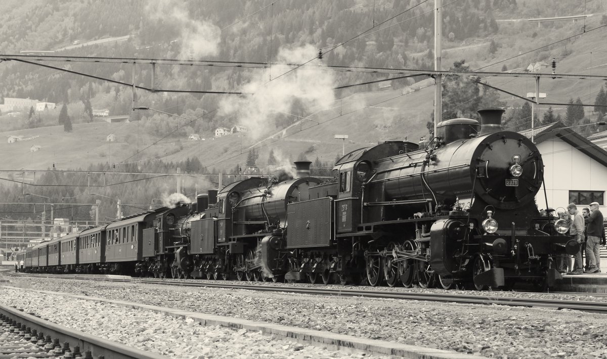 SBB Historic / Eurovapor: Doppeltraktion Elefanten am Gotthard 
SBB Historic / Eurovapor C 5/6 Nr. 2969/2978 und SBB Historic B 3/4 Nr. 1364 im Bahnhof Airolo. Die Dreifachtraktion von Dampfloks übernahmen die Spitze des Dampfzuges bis nach Faido...  
Samstag, 21. Oktober 2017