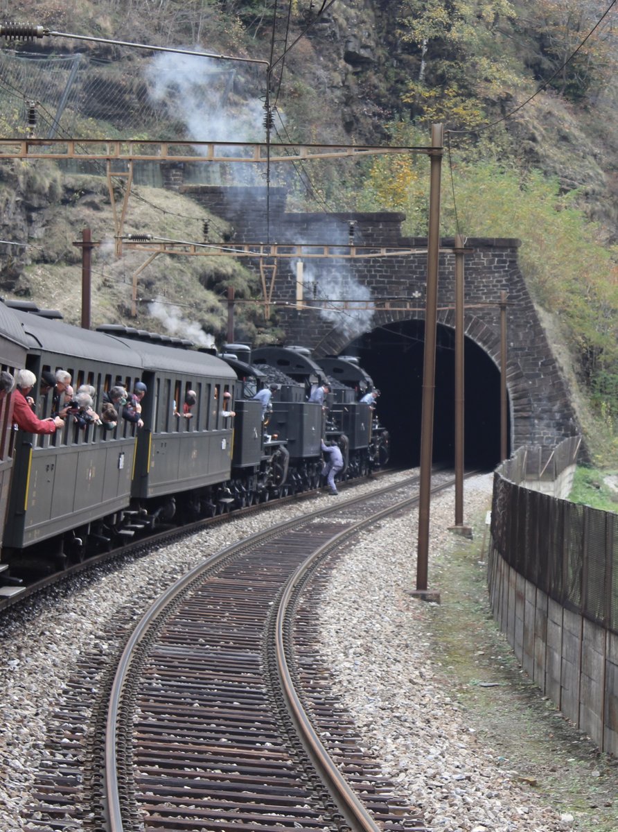 SBB Historic / Eurovapor: Doppeltraktion Elefanten am Gotthard SBB Historic / Eurovapor C 5/6 Nr. 2969/2978 und SBB Historic B 3/4 Nr. 1364 übernahmen die Spitze des Dampfzuges bis nach Faido, ....als dann bei der C 5/6 Nr. 2969 kurz vor Faido einen Triebstangen-Lagerschaden auftrat....
Samstag, 21. Oktober 2017