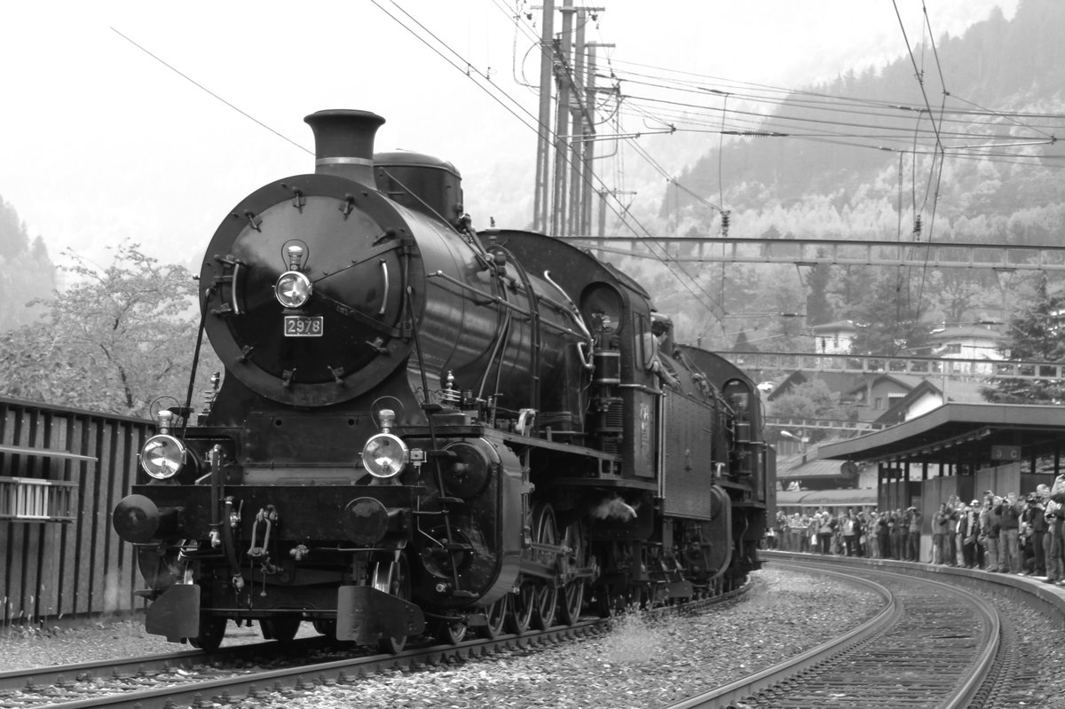 SBB Historic / Eurovapor: Doppeltraktion Elefanten am Gotthard SBB Historic / Eurovapor C 5/6 Nr. 2969/2978 und SBB Historic B 3/4 Nr. 1364 übernahmen die Spitze des Dampfzuges bis nach Faido, ....als dann bei der C 5/6 Nr. 2969 kurz vor Faido einen Triebstangen-Lagerschaden auftrat.... Im Bild hatten die beiden  Elefanten  die B 3/4 mit dem langem Dampfzug verlassen. Die beiden  Elefanten  fahren nun im Bild zum einem Abstellgleis, als dann die C 5/6 2978 die C 5/6 2969 zurückgelassen hatte. Samstag, 21. Oktober 2017