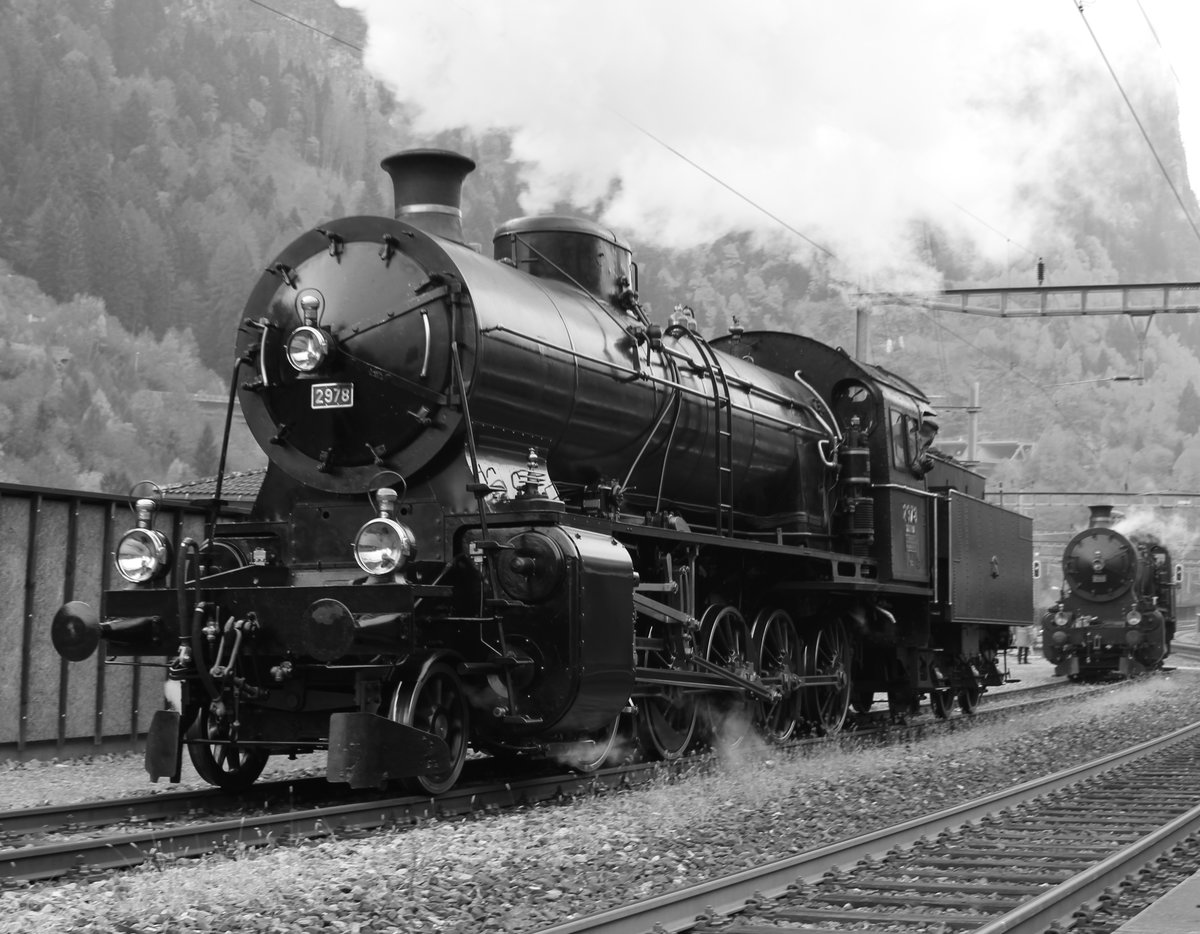 SBB Historic / Eurovapor: Doppeltraktion Elefanten am Gotthard SBB Historic / Eurovapor C 5/6 Nr. 2969/2978 und SBB Historic B 3/4 Nr. 1364 übernahmen die Spitze des Dampfzuges bis nach Faido, ....als dann bei der C 5/6 Nr. 2969 kurz vor Faido einen Triebstangen-Lagerschaden auftrat.... Im Bild hatten die beiden  Elefanten  die B 3/4 mit dem langem Dampfzug verlassen. Die beiden  Elefanten  haben nun im Bild einen Abstellgleis erreicht, als dann die C 5/6 2978 die C 5/6 2969 zurückgelassen hatte. Samstag, 21. Oktober 2017
