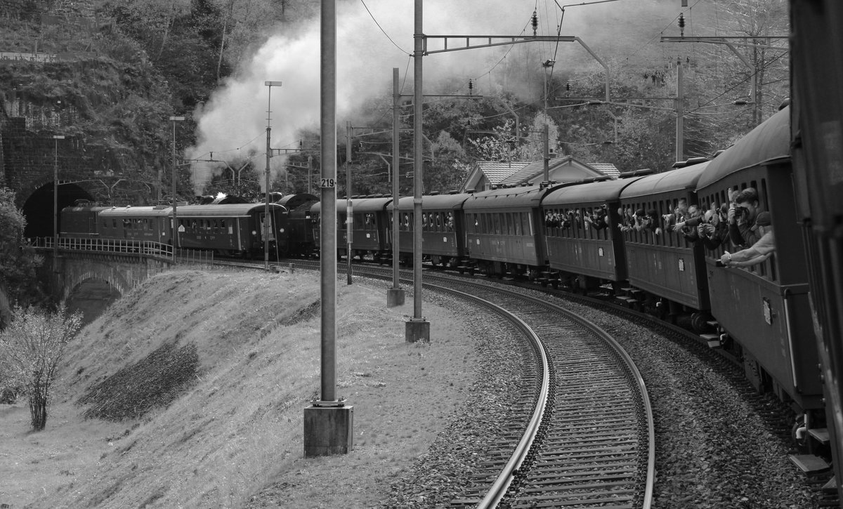 SBB Historic / Eurovapor: Doppeltraktion Elefanten am Gotthard 
Währendem die C 5/6 Nr. 2969/2978 die Spitze übernahmen hatte am Zugsende des Dampfzuges noch zusätzlich die SBB Historic B 3/4 Nr. 1367 geschoben. Der Dampfzug befindet sich im Bild bei der Wattinger Kurve. Das Bild entstand kurz vor der Wattingen-Kehrtunnel bei Wassen und passiert die obere Wattingerbrücke. Auch der Fotozug ist im Bild zu sehen, der leider die Elefanten verdeckt. Samstag, 21. Oktober 2017 