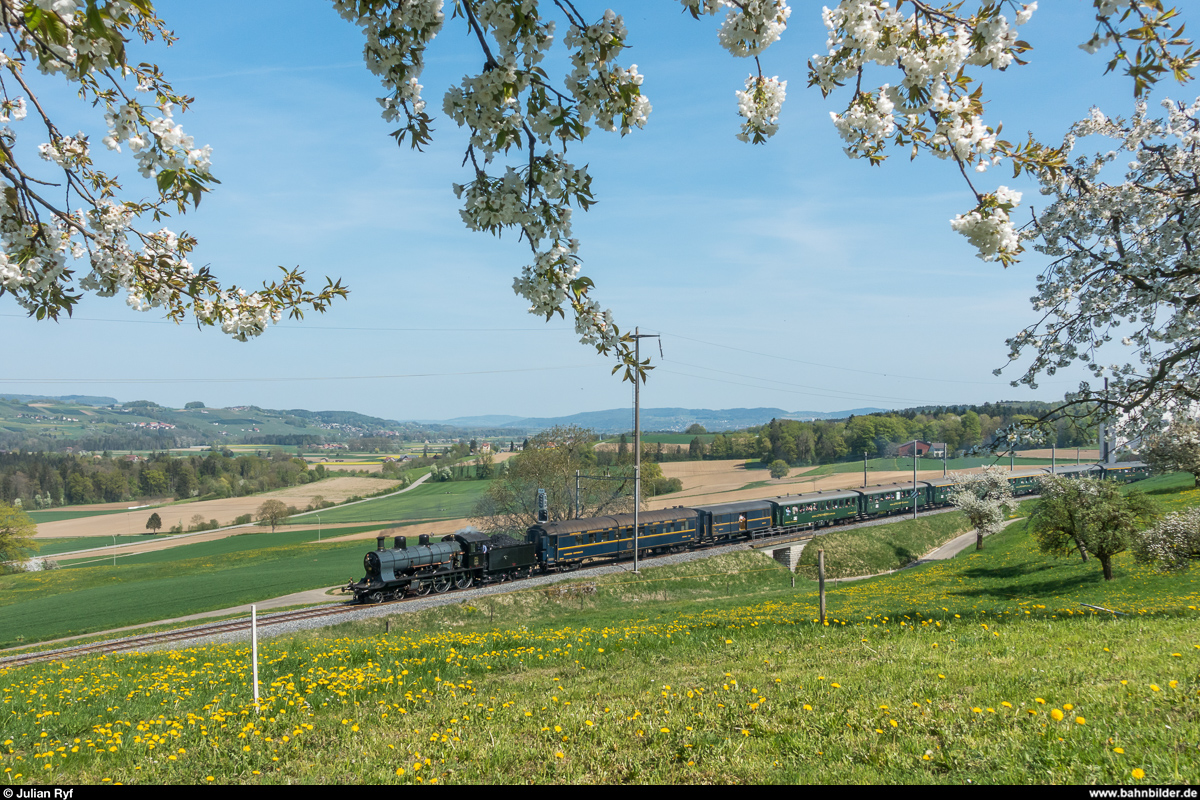 SBB Historic A 3/5 705 mit Sonderzug am 21. April 2018 bei Thalheim-Altikon. Die Lok übernahm den Sonderzug in Winterthur Töss von der C 5/6 2978 und führte ihn nach Etzwilen. Die C 5/6 darf diese Strecke nicht befahren, da sie zu schwer ist für die Thurbrücke Ossingen.