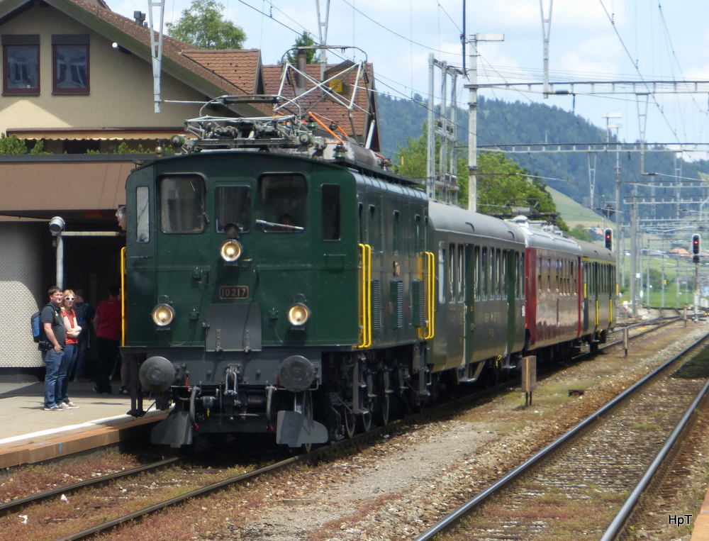 SBB Historic - Ae 3/5 10217 mit Extrazug im Bahnhof Konolfingen am 01.06.2014