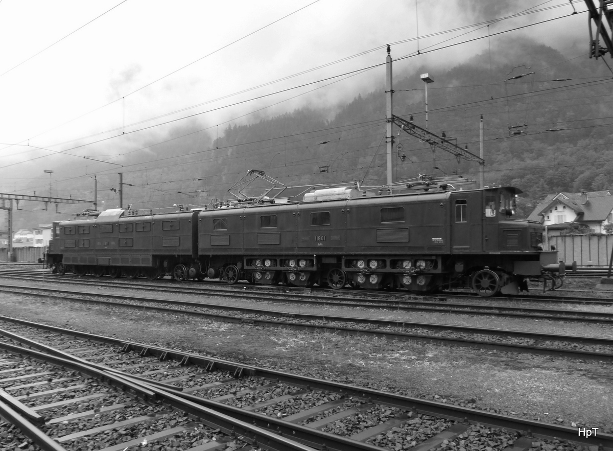 SBB Historic - Ae 8/14  11801 an einer Fitnessfahrt in einem Extra abgesperrten Geleisfeld das somit Extra für alle Fotografen und Besucher des 1 August Brunch Frei zugänglich wahr im Bahnhofsareal in Erstfeld am 01.08.2015 