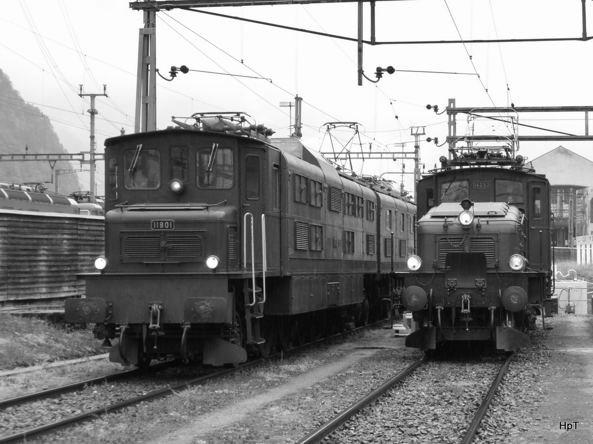 SBB Historic - Ae 8/14 11801 und Ce 6/8 14253 an einer Fitnessfahrt in einem Extra abgesperrten Geleisfeld das somit Extra für alle Fotografen und Besucher des 1 August Brunch Frei zugänglich wahr im Bahnhofsareal in Erstfeld am 01.08.2015 