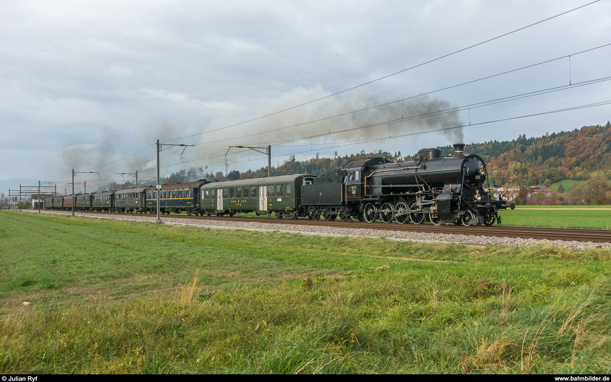 SBB Historic C 5/6 2978 am 20. Oktober 2017 kurz vor Brittnau-Wikon auf Überführungsfahrt von Brugg nach Erstfeld, von wo aus sie am nächsten Tag zusammen mit der Eurovapor Sulgen C 5/6 2969 über den Gotthard fahren wird.
