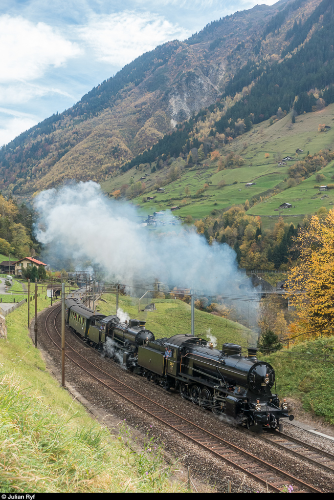 SBB Historic C 5/6 2978 und Eurovapor Sulgen C 5/6 2969 ziehen am 21. Oktober 2017 gemeinsam einen schweren Schnellzug die Gotthard-Nordrampe bei Intschi hinauf. Am Zugende schiebt zusätzlich die B 3/4 1367.