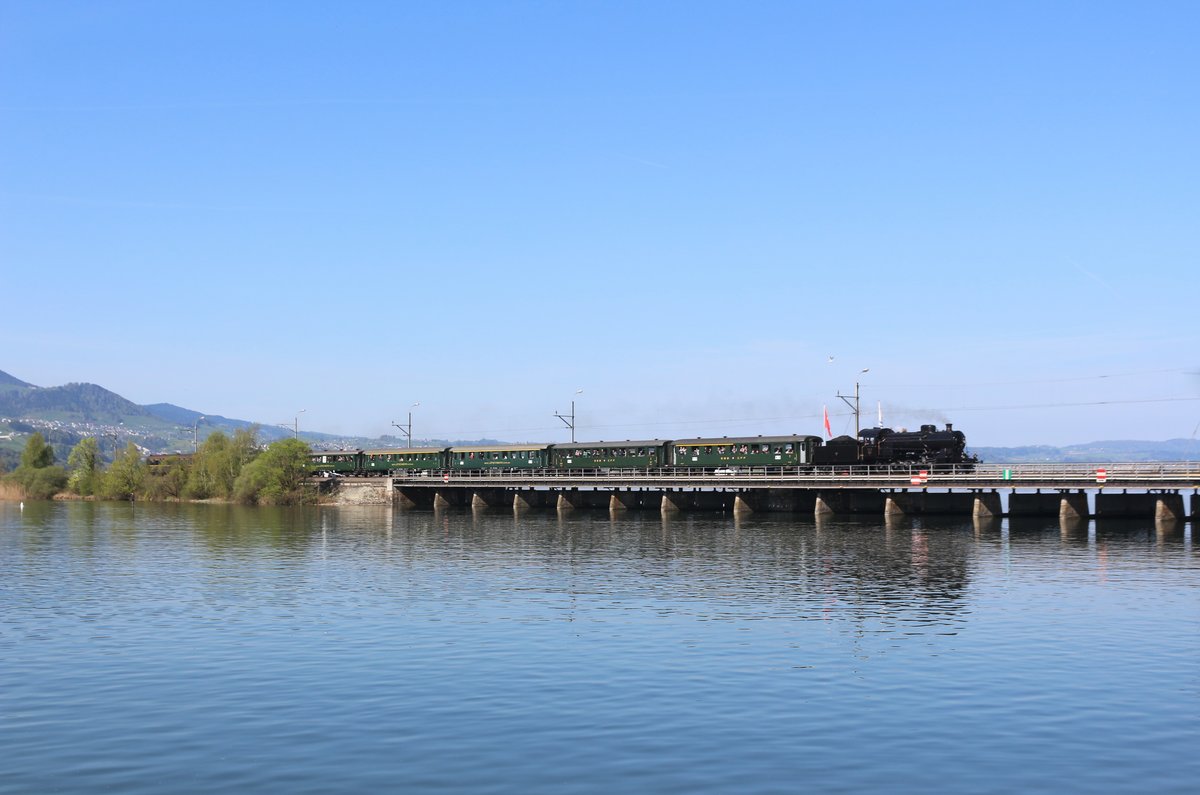 SBB Historic C 5/6 Nr. 2978  Elefant  unterwegs mit dem Dampfextrazug am 21. April 2018 auf dem Seedamm kurz vor Rapperswil. 

Währenddem der  Elefant  den Zug in einer ersten Etappe vom Zürich HB via Rapperswil und Bauma nach Winterthur Töss bespannte, fuhr die SBB Historic A 3/5 Nr. 705 vom Zürich HB ebenfalls nach Winterthur um den Zug in seiner zweiten Etappe ab Winterthur Töss bis Etzwilen zu übernehmen, jedoch ganz alleine (als Lokextrazug).