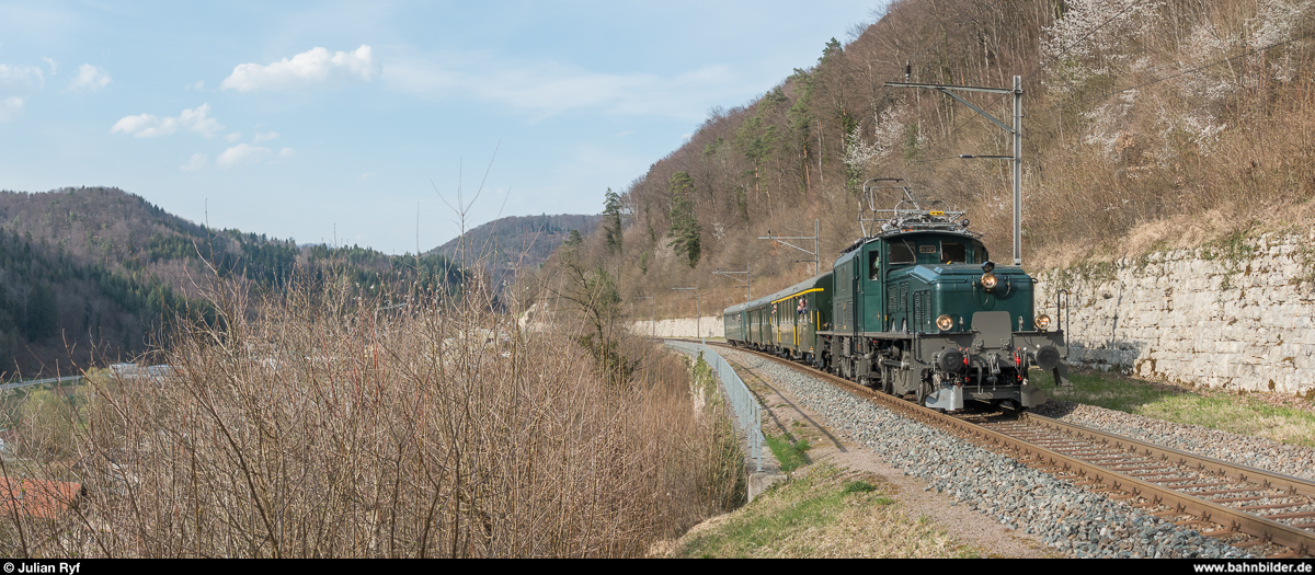 SBB Historic Ce 6/8 III 14305 am 2. April 2019 auf Pensioniertenfahrt unterwegs bei Rümlingen.