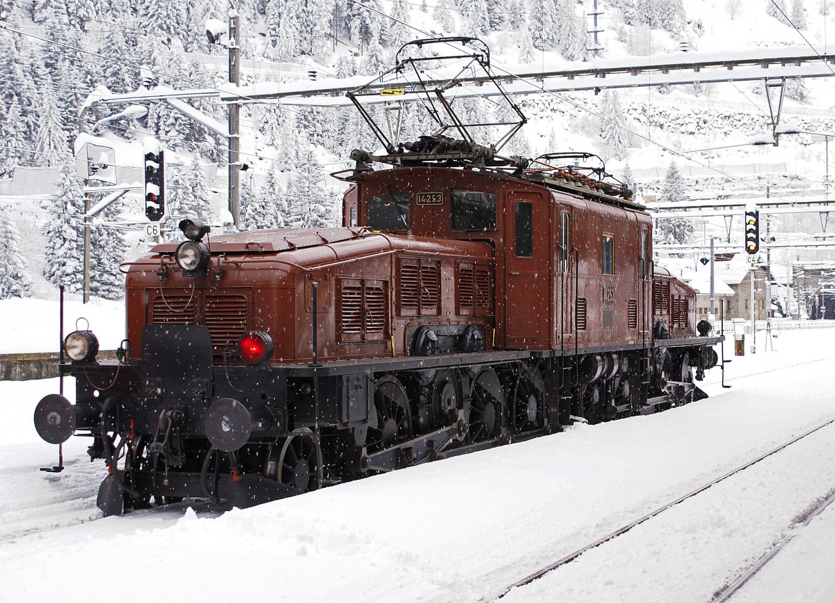 SBB HISTORIC: Ce 6/8 ll 14253 im winterlichen Göschenen als Extrazug für die prominenten Herren Mathias Tromp und Lavive d'Epinay am 21. Januar 2009.
Foto: Walter Ruetsch
