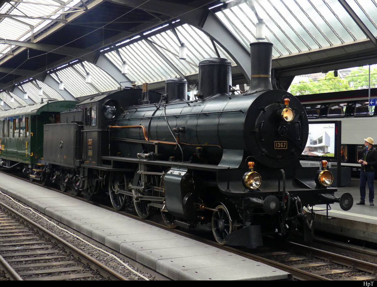 SBB Historic - Dampflok B 3/4  1367 vor Dampfzug im HB Zürich am 12.09.2021
