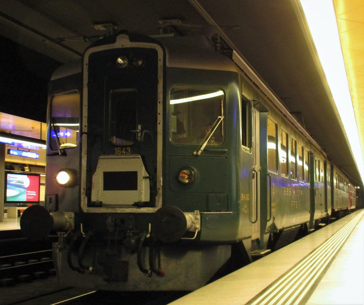 ()
SBB Historic: Die SBB BDe 4/4 Nr. 1643  Wyländerli  steht zurzeit im Bild auf Gleis 32, im HB Zürich. Das  Wyländeli  verkehrte am 8. April 2017 als Sonderzug von Winterthur nach Vevey via Wallisellen (kein Halt), Zürich HB(- Puidoux-Chexbes). 