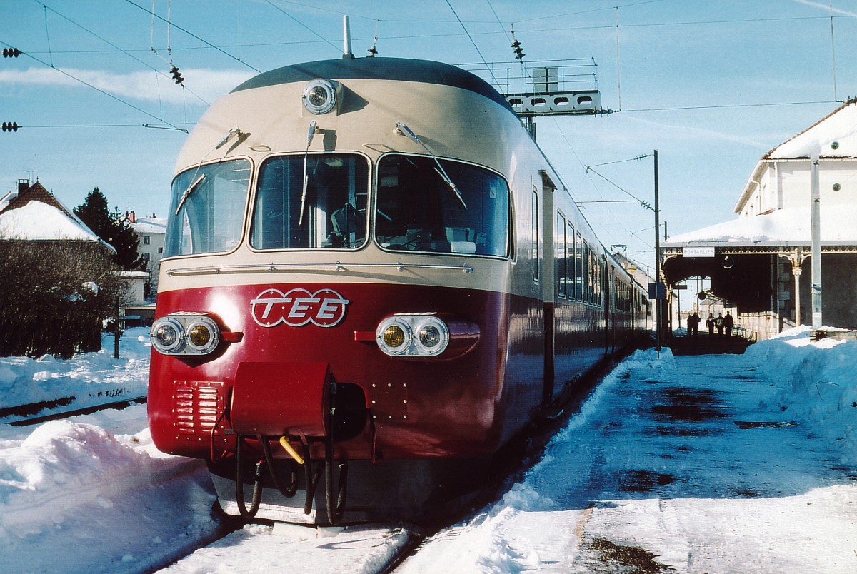 SBB-HISTORIC: Im Zusammenhang mit einer Gedenkfeier zur Bourbaki Armee fuhr der RAe 1053 mit geladenen Gästen durch den Neuenburger Jura nach Pontarlier, wo dieser besondere Anlass stattfand. Diese Aufnahme ist im Dezember 1994 vor dem Bahnhof Pontarlier entstanden.
Foto: Walter Ruetsch