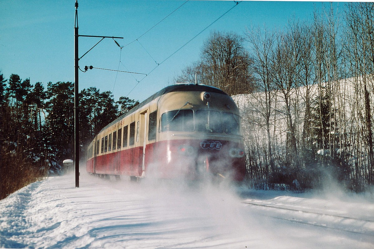 SBB-HISTORIC: Im Zusammenhang mit einer Gedenkfeier zur Bourbaki Armee fuhr der RAe 1053 mit geladenen Gästen durch den Neuenburger Jura nach Pontarlier, wo dieser besondere Anlass stattfand. Auf dieser Aufnahme ist der Sonderzug im Dezember 1994 bei Travers unterwegs.
Foto: Walter Ruetsch