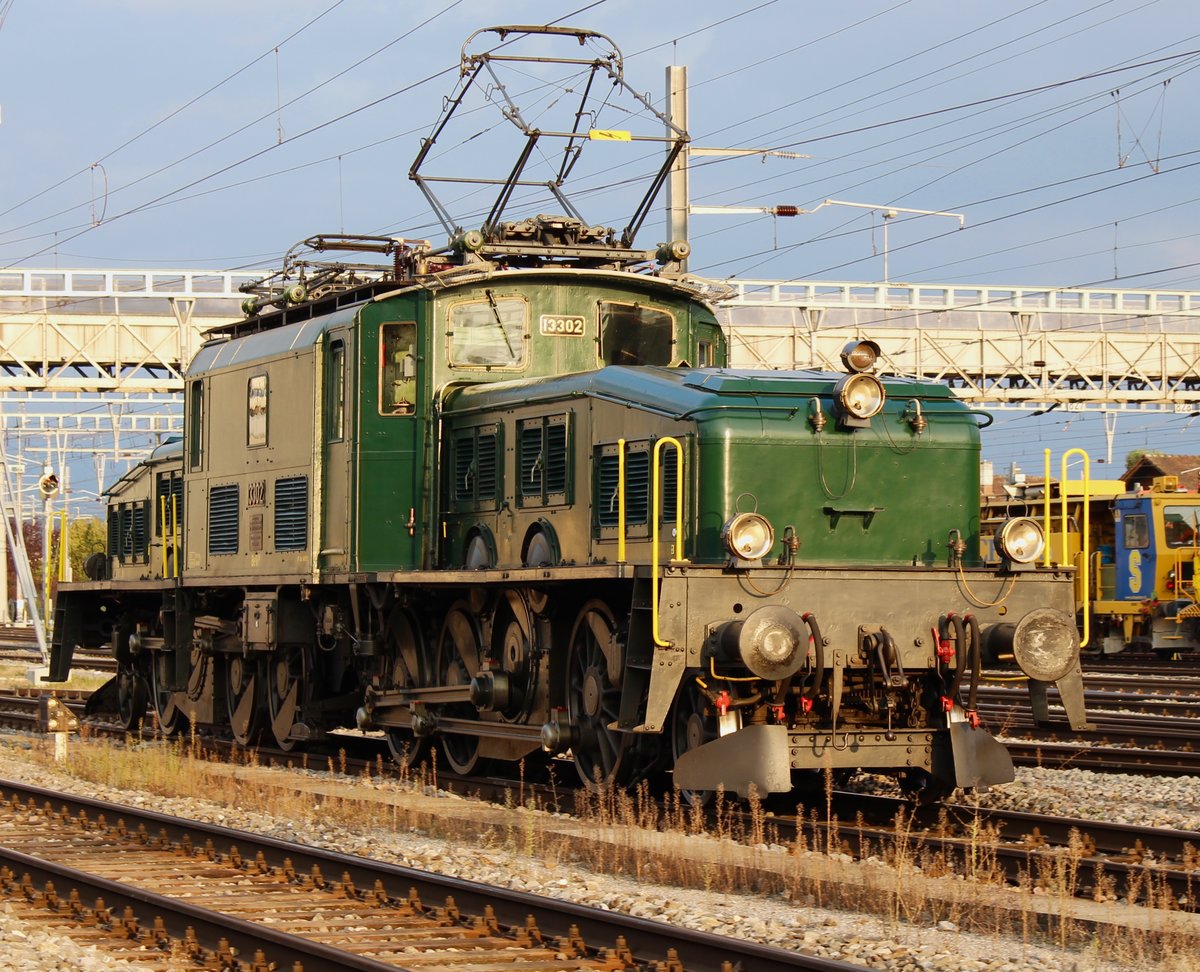 SBB Historic Krokodil Be 6/8 III Nr. 13302 am Abend des 23. September 2017 auf einer Rangierfahrt zu seinem Depot im Bahnhof Rapperswil.