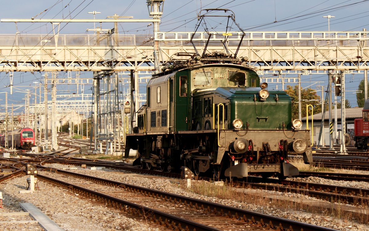 SBB Historic Krokodil Be 6/8 III Nr. 13302 am Abend des 23. September 2017 unterwegs auf einer Rangierfahrt zu seinem Depot im Bahnhof Rapperswil.
