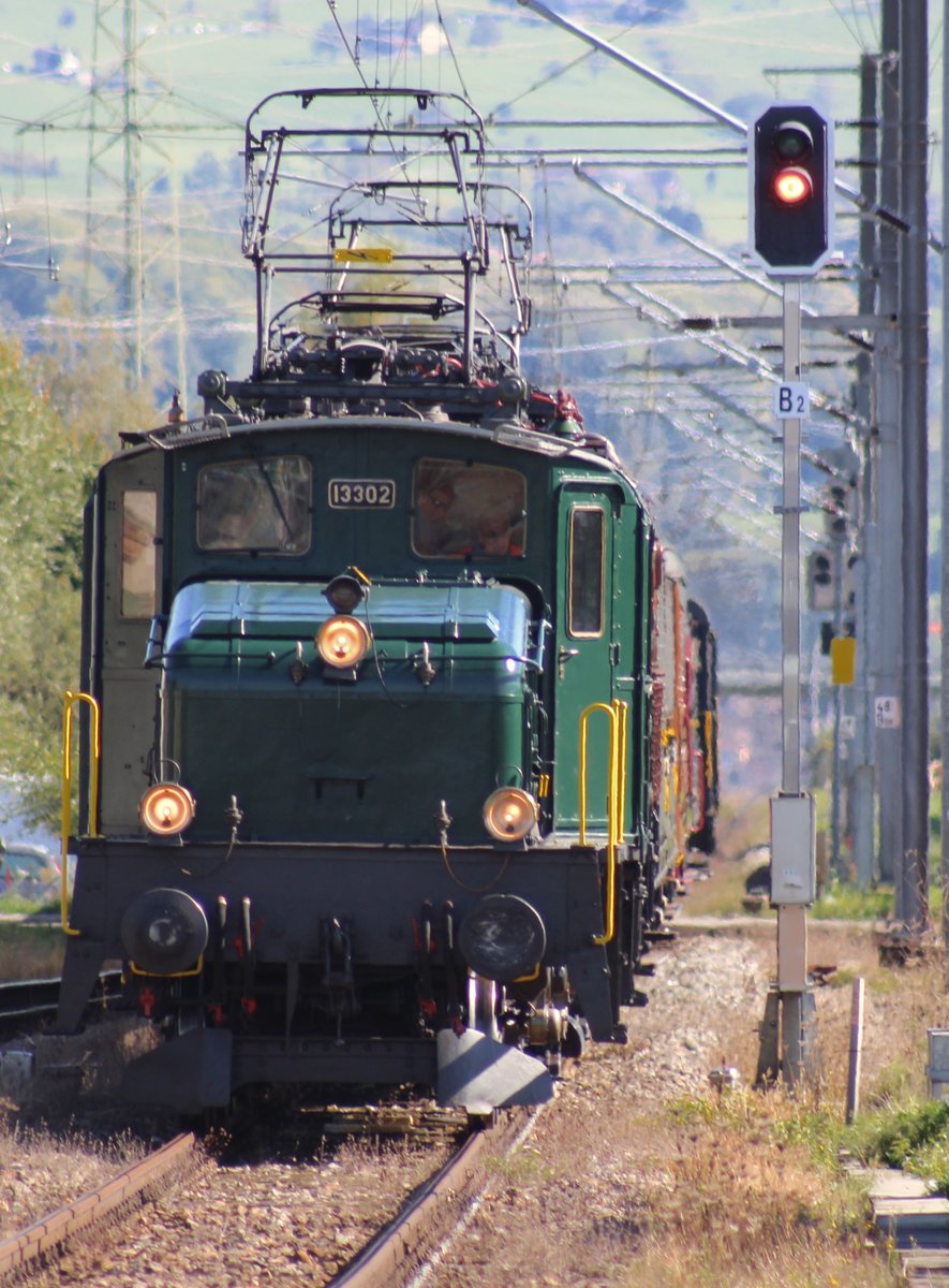 SBB Historic  Krokodil  Be 6/8 III Nr. 13302 und SBB Historic Be 4/6 Nr. 12320  Rehbock  mit einem historischen Extrazug am Mittag des 7. Oktober 2017 unter  blauem  Himmel auf Gleis 2 im Bahnhof Schmerikon.