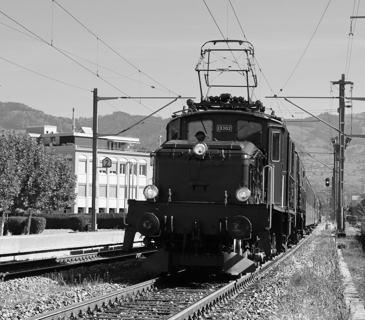 SBB Historic  Krokodil  Be 6/8 III Nr. 13302 und SBB Historic Be 4/6 Nr. 12320  Rehbock  mit einem historischen Extrazug am Mittag des 7. Oktober 2017 unter  blauem  Himmel auf Gleis 2 im Bahnhof Schmerikon.