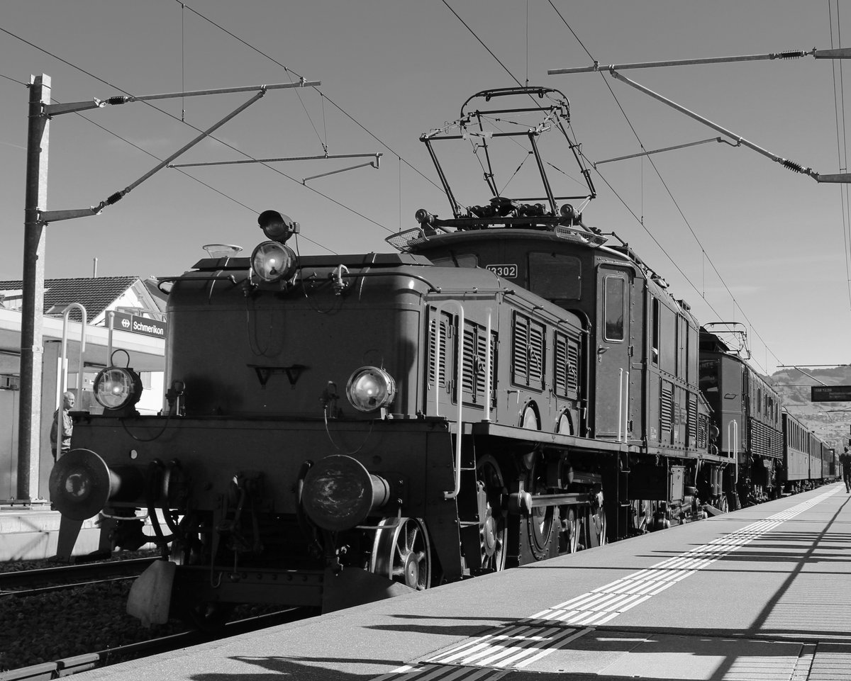 SBB Historic  Krokodil  Be 6/8 III Nr. 13302 und SBB Historic Be 4/6 Nr. 12320  Rehbock  mit einem historischen Extrazug am Mittag des 7. Oktober 2017 unter  blauem  Himmel auf Gleis 2 im Bahnhof Schmerikon.