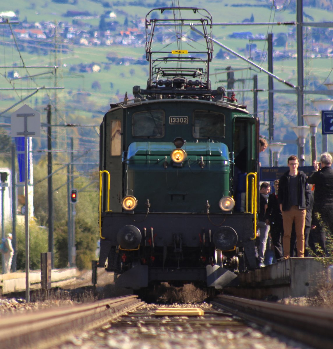 SBB Historic  Krokodil  Be 6/8 III Nr. 13302 und SBB Historic Be 4/6 Nr. 12320  Rehbock  mit einem historischen Extrazug am Mittag des 7. Oktober 2017 auf Gleis 2 im Bahnhof Schmerikon. (!!)Das Bild entstand bei einem BAHNÜBERGANG bei Schmerikon (!!)