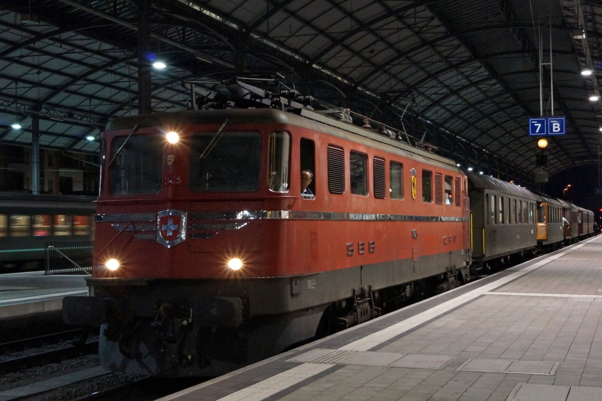 SBB HISTORIC: Mit historischen Zgen an die Olma in St. Gallen. Einige Besucher des Gastkantons Solothurn mit ber 2'000 Teilnehmern reisten ab Grenchen-Sd mit der Ae 6/6 11 425 Kanton Geneve (die Lok des Kantons Solothurn ist leider schon vor mehreren Jahren verschrottet worden) und historischen Wagen aus den Dreissigerjahren. Die Aufnahme ist in Olten am fhen Morgen entstanden.
Foto: Walter Ruetsch 